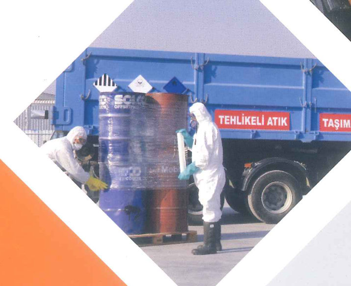 Koruyucu kıyafetli personel tehlikeli atık variller ile taşıma aracına yükleme yapıyor