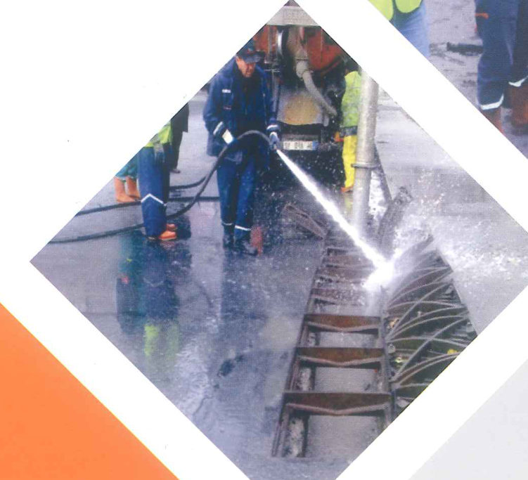 Basınçlı su ile açık kanal ve cadde temizliği yapan ekip